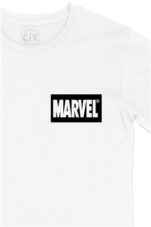Siyah Marvel Logolu Cep Logo Tasarımlı Beyaz Tişört