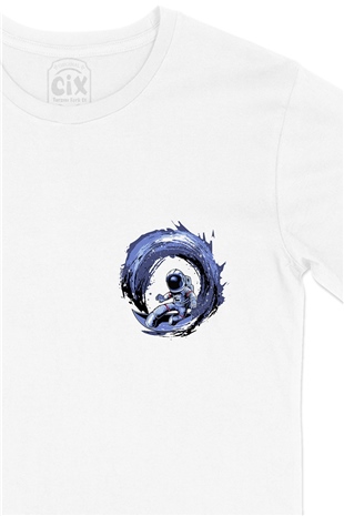 Sörfçü Astronot Cep Logo Tasarımlı Beyaz Tişört