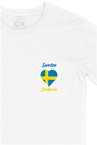 Stockholm İsveç Bayraklı Kalpli Cep Logo Tasarımlı Beyaz Tişört