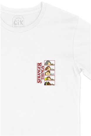 Stranger Things Resimli Cep Logo Tasarımlı Beyaz Tişört
