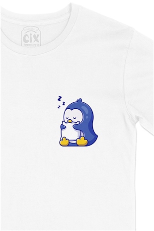 Uykucu Penguen Cep Logo Tasarımlı Beyaz Tişört