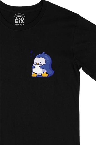 Uykucu Penguen Cep Logo Tasarımlı Siyah Tişört