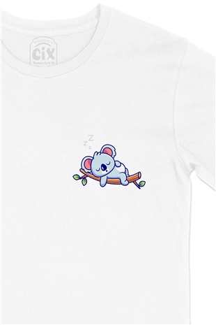 Uyuyan Koala Cep Logo Tasarımlı Beyaz Tişört