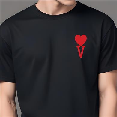 V Harf Baskılı Kalpli Siyah Tişört