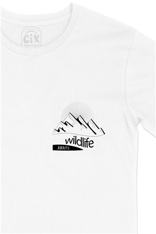 Wild Life Awaits Cep Logo Tasarımlı Beyaz Tişört