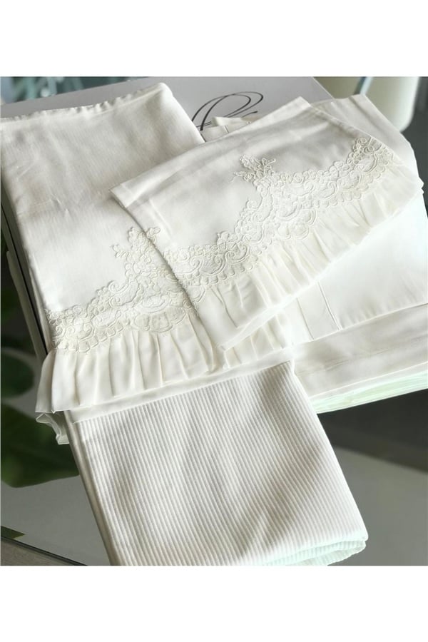 Özel Seri Etekli Dntlli Bebek Pike Takımı