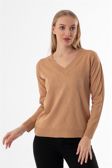 V YAKA DESENLİ KARAMEL BAYAN KAZAK