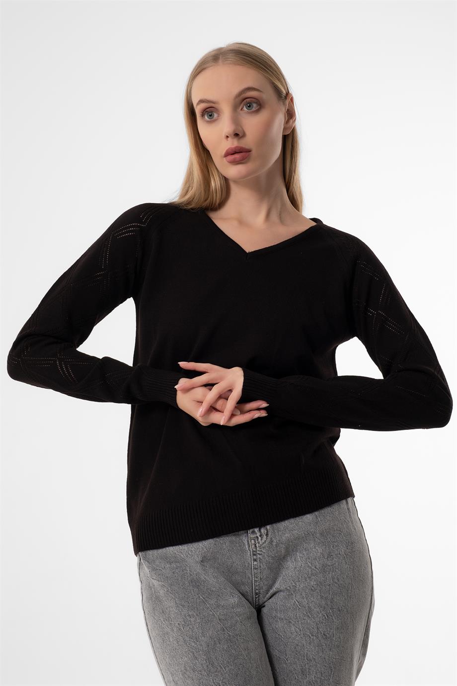 V YAKA KOLU DESENLİ SİYAH BAYAN KAZAK