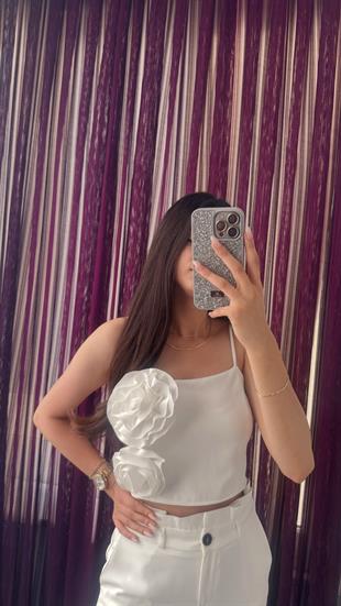  Güllü Likralı Crop Tasarım Bluz Beyaz 