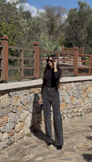 Aleysia Siyah Çapraz Taşlı Lightblue Yıkama Jean