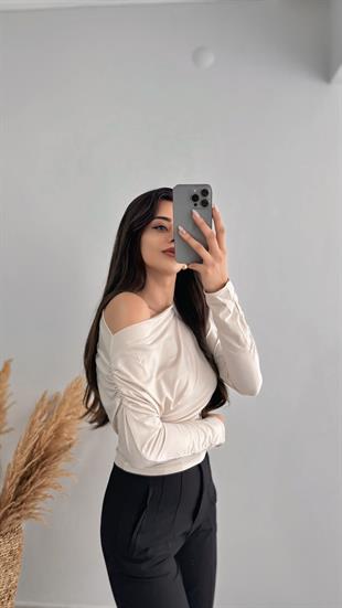 Lucky Düşük Omuz Drapeli Asimetrik Krep Bluz Bej