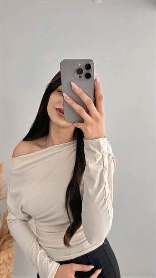 Lucky Düşük Omuz Drapeli Asimetrik Krep Bluz Bej