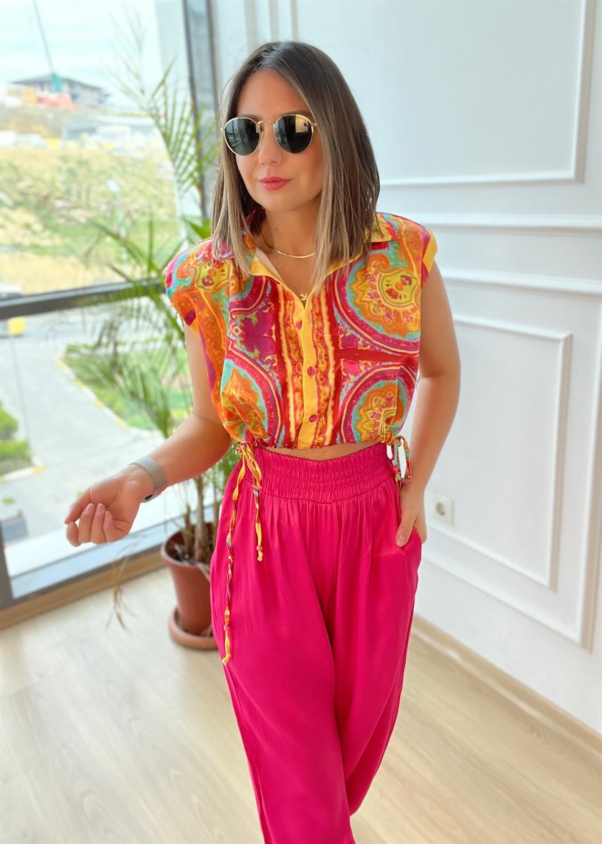 Vatkalı Saten Pembe Desenli crop Gömlek