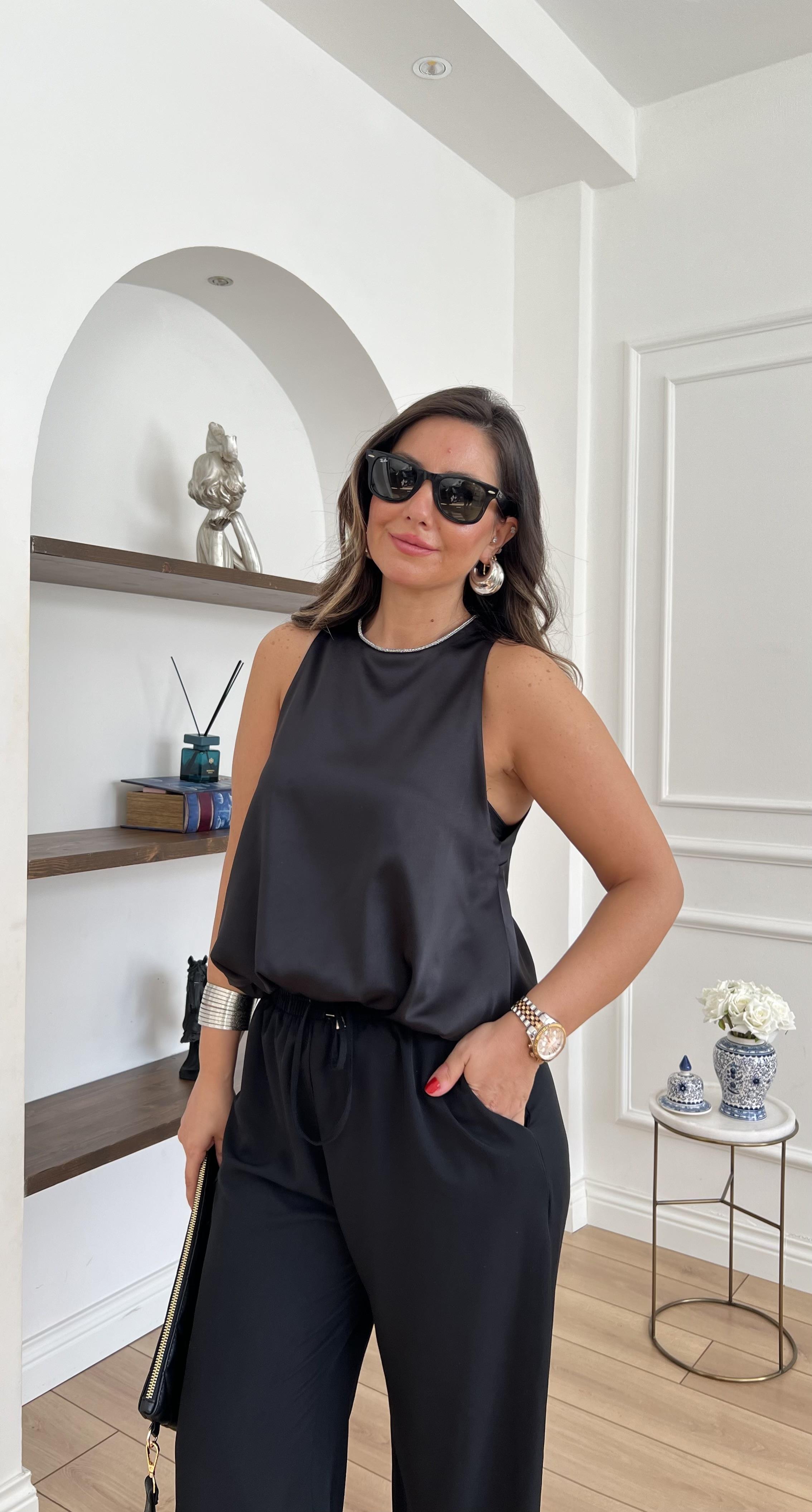 Yakası Zincir Detaylı Saten Bluz