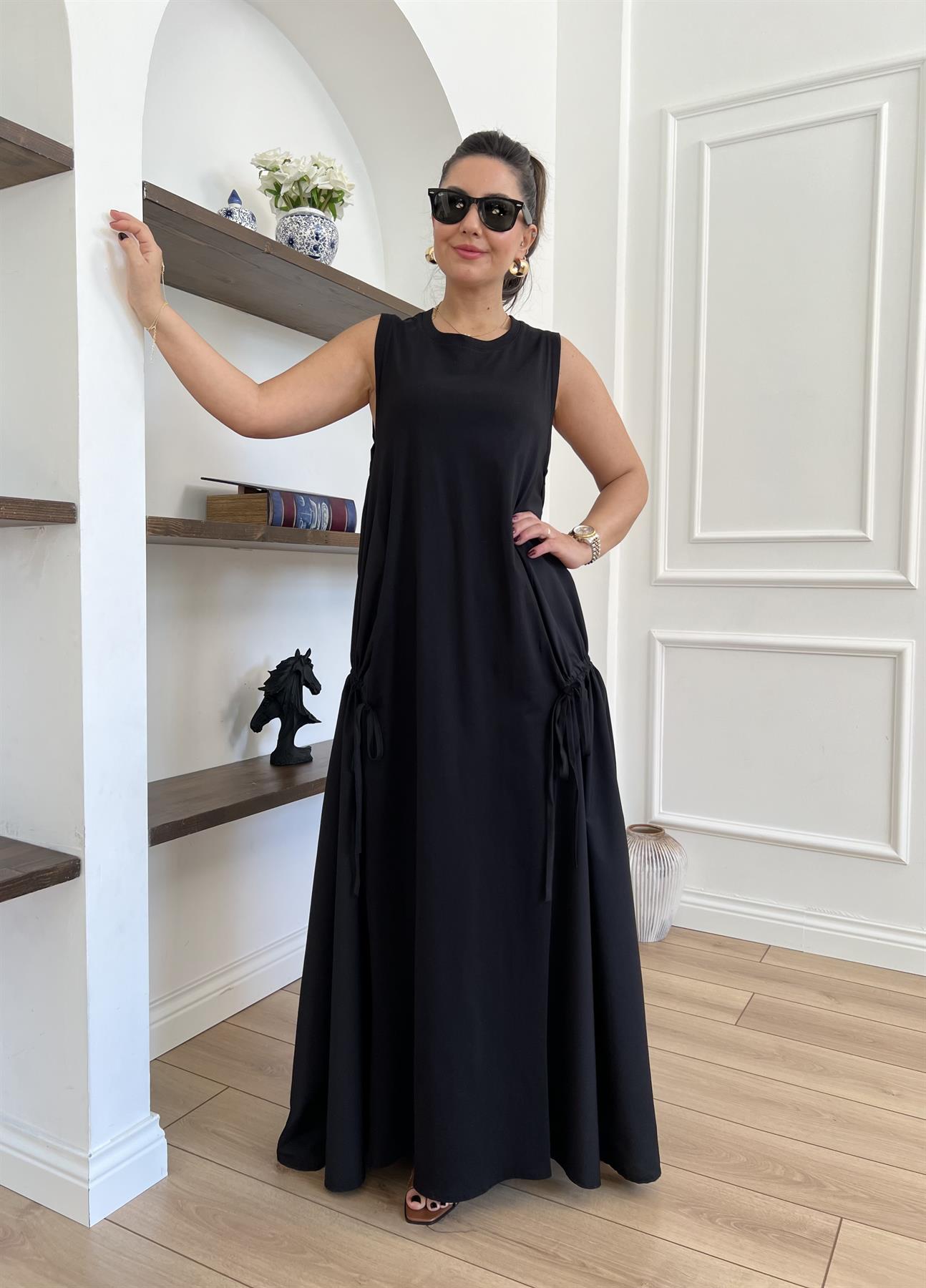 Yanları Büzgülü Siyah Kolsuz Elbise