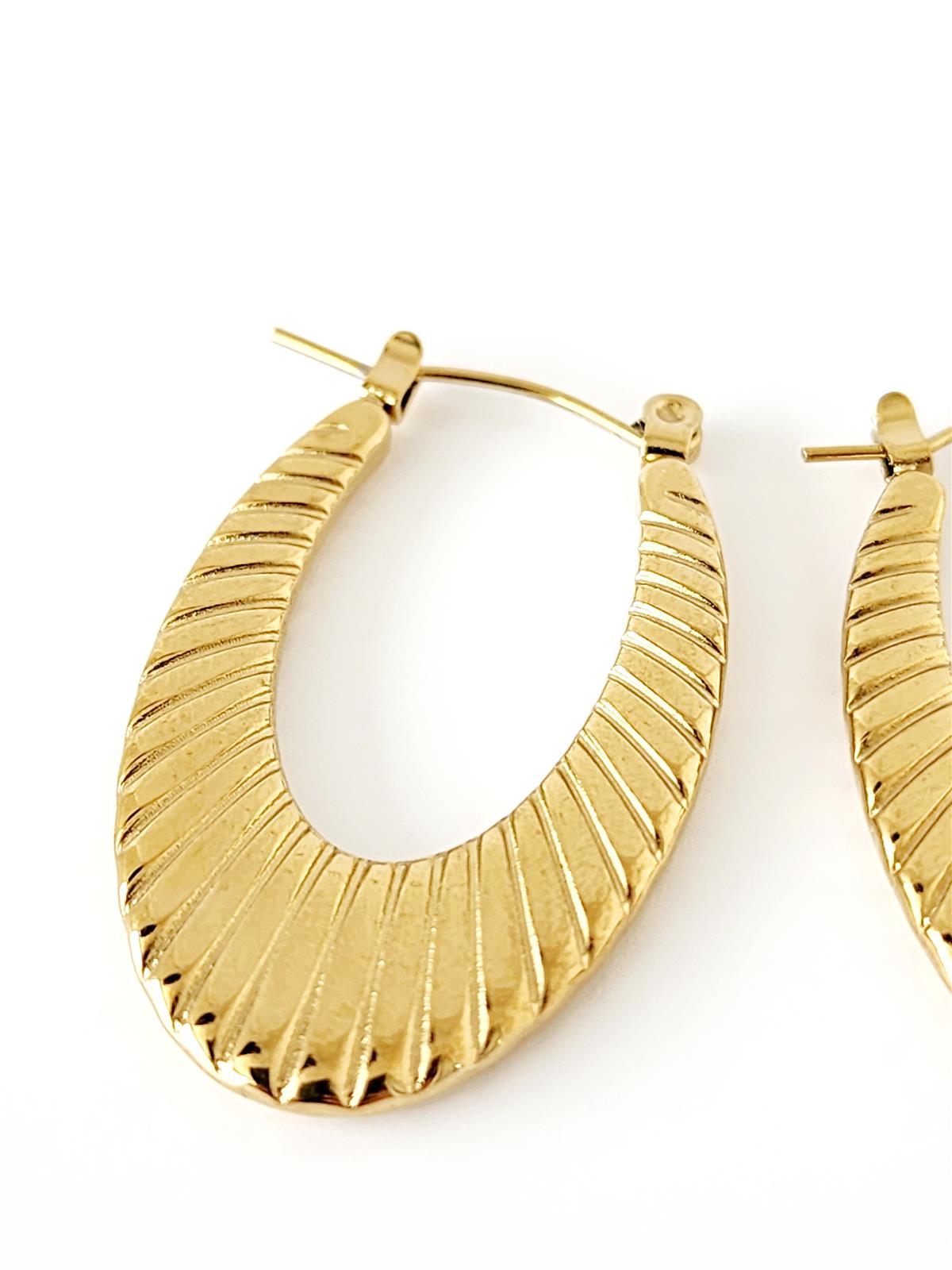 Çelik Gold Çizgi Desenli U Model Küpe