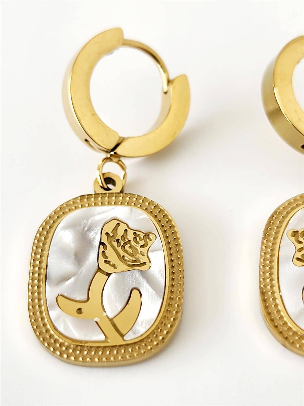 Çelik Gold Sedef Üzeri Gül İşlemeli Küpe