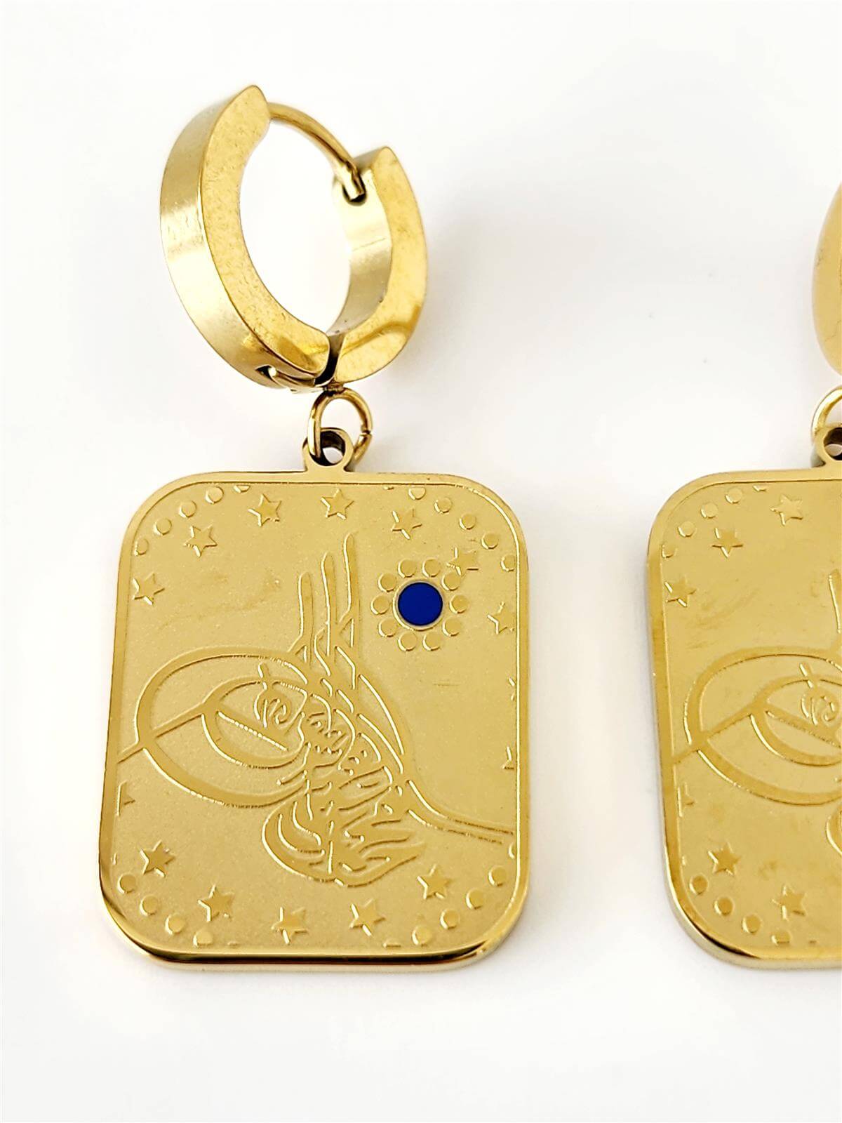 Çelik Gold Tuğra Desenli Dikdörtgen Plakalı Küpe