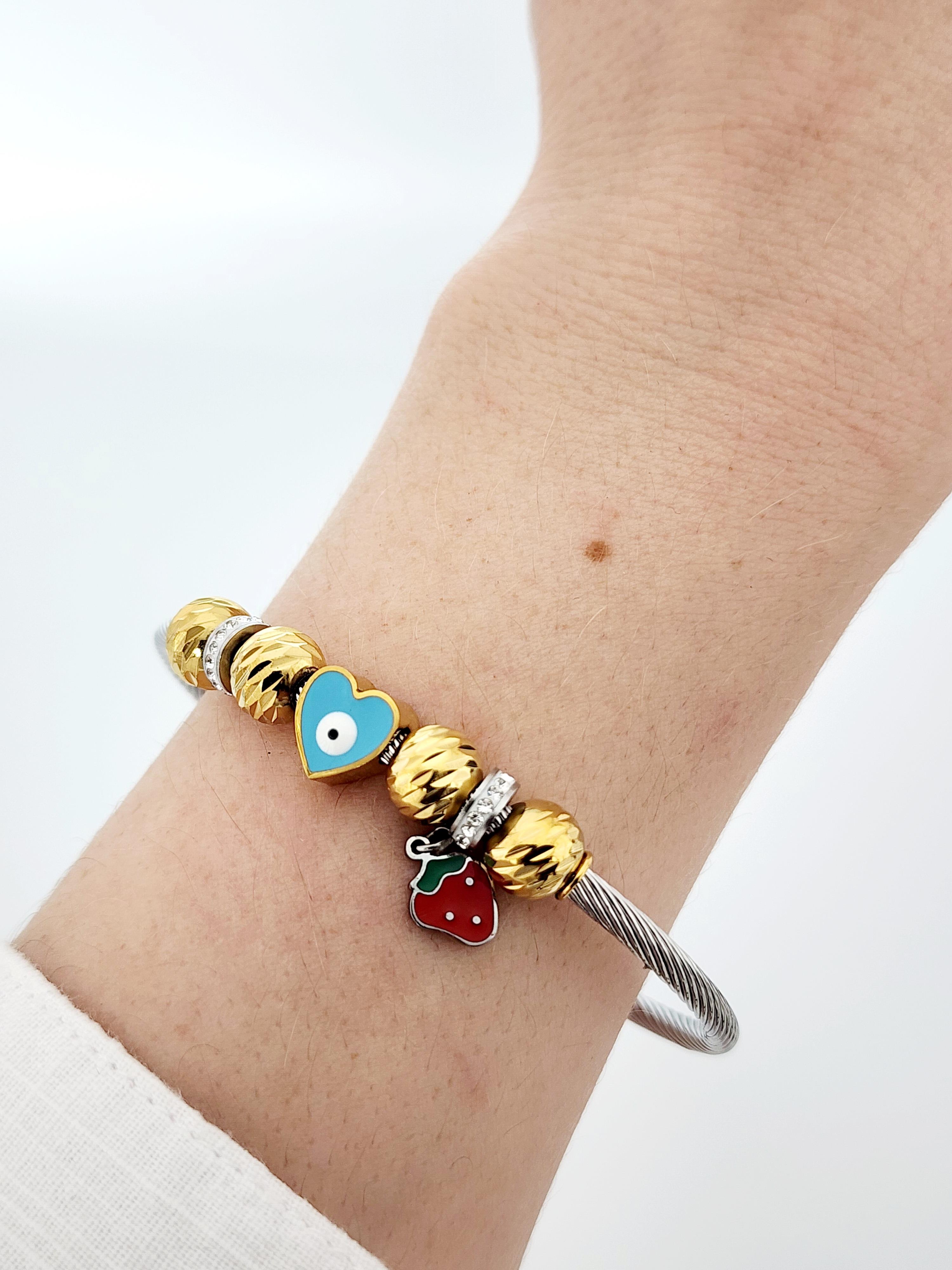 Silver Çilek Detaylı Charm Kelepçe Bileklik