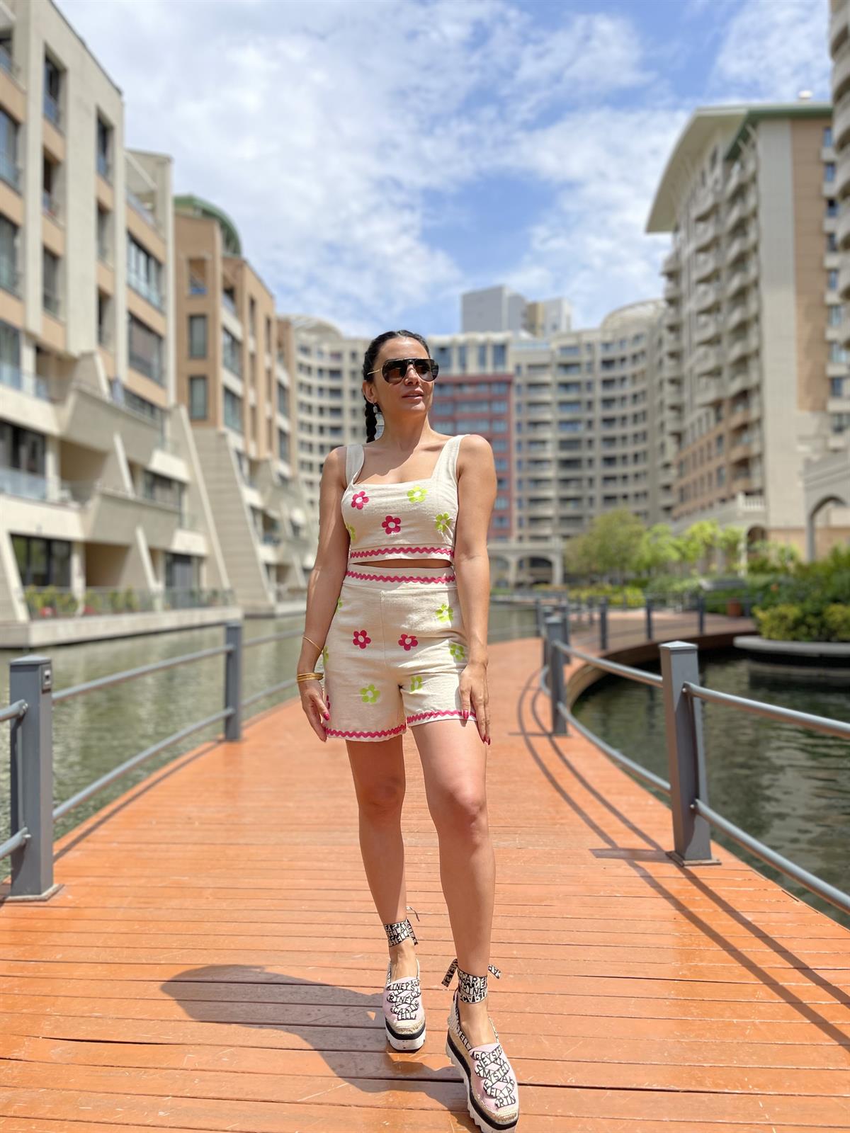 BEJ ÇİÇEKLİ ŞORT CROP TAKIM