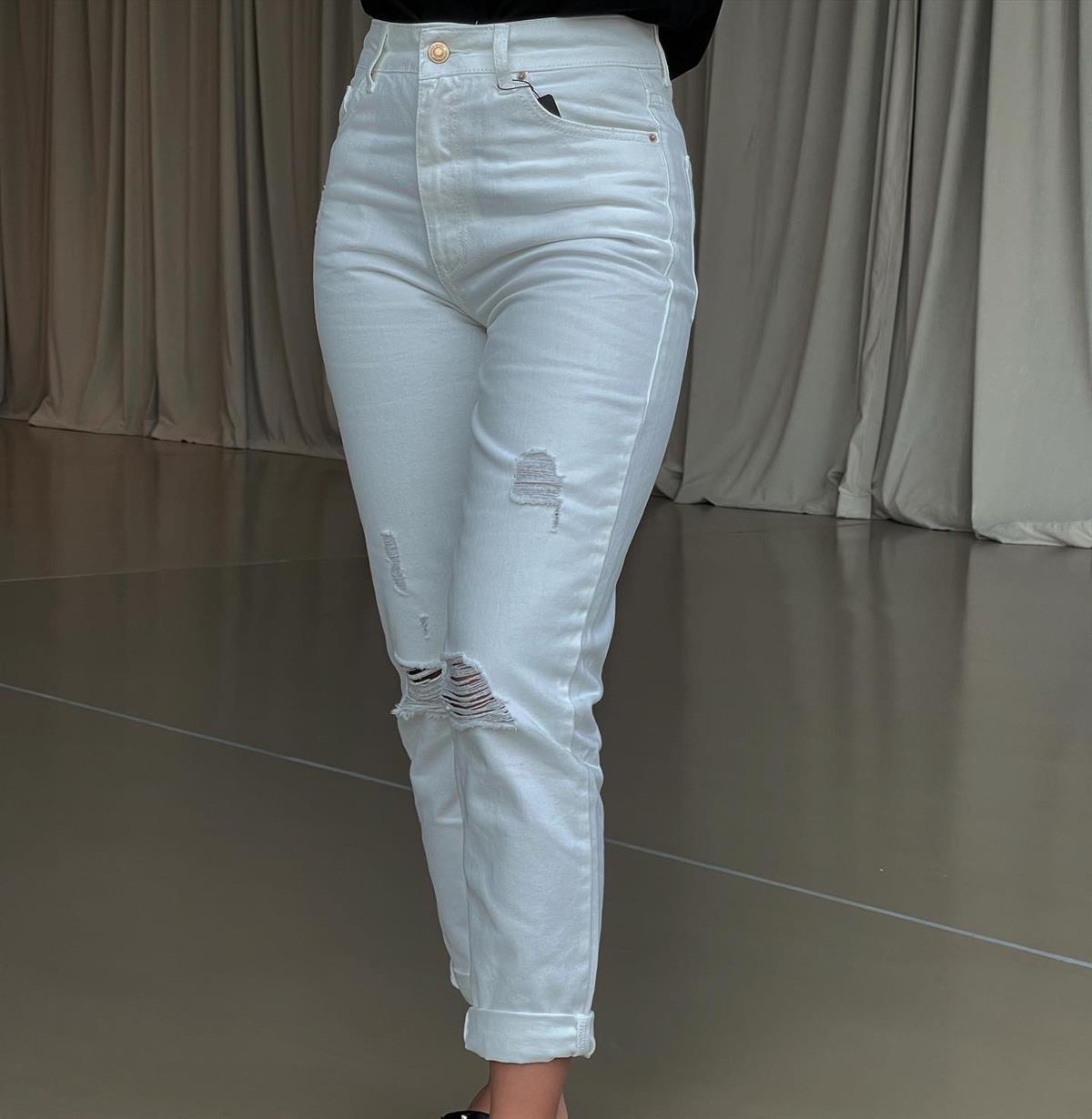 BEYAZ YIRTIK İÇ BELLİ ETMEYEN JEAN