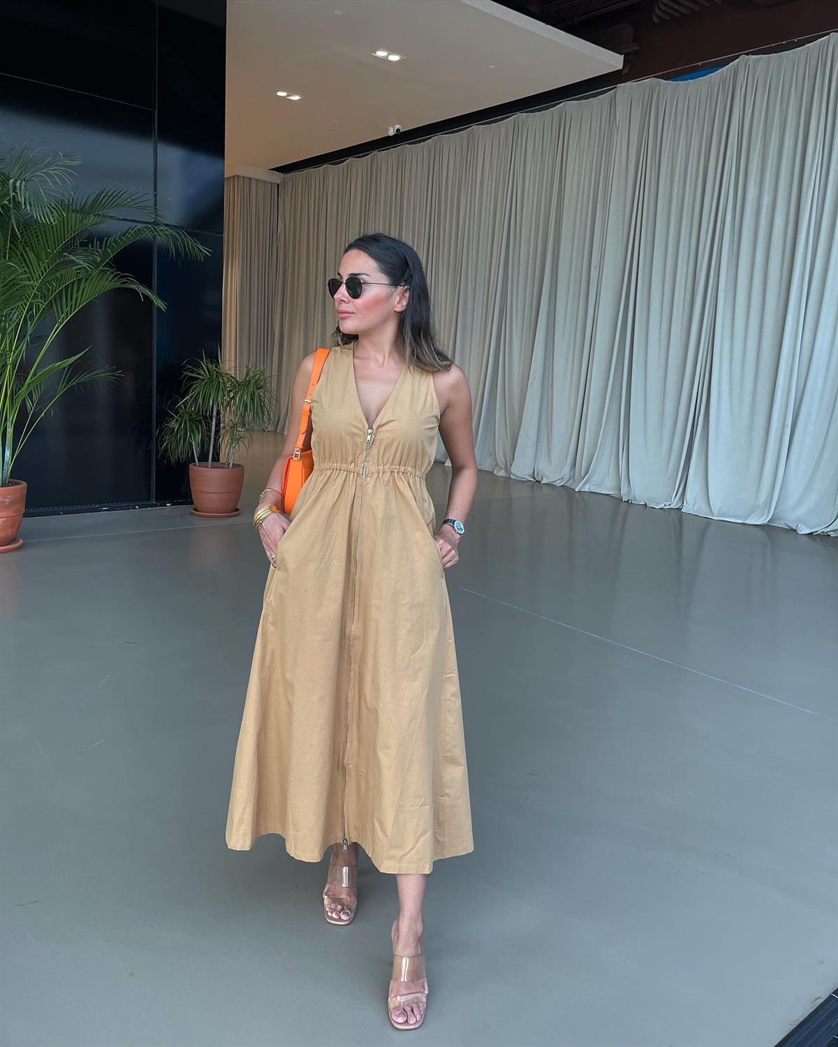 CAMEL ÖNDEN FERMUARLI ELBİSE