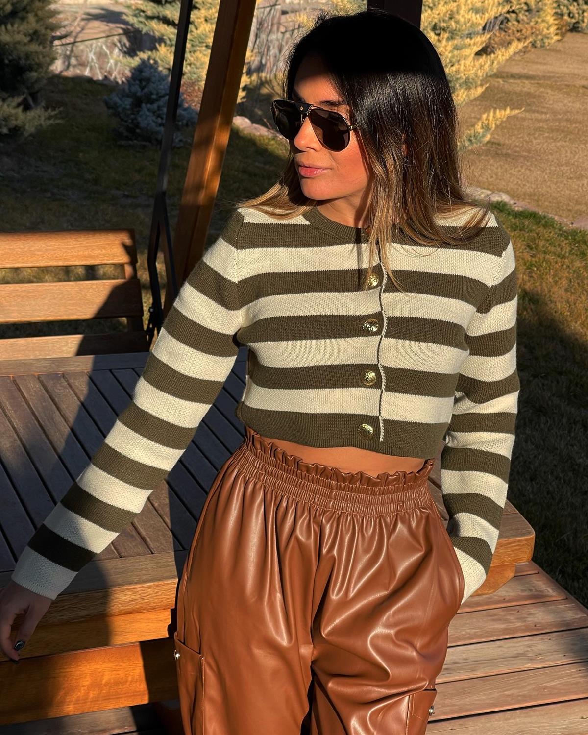 ÇİZGİLİ GOLD DÜĞMELİ KISA HIRKA