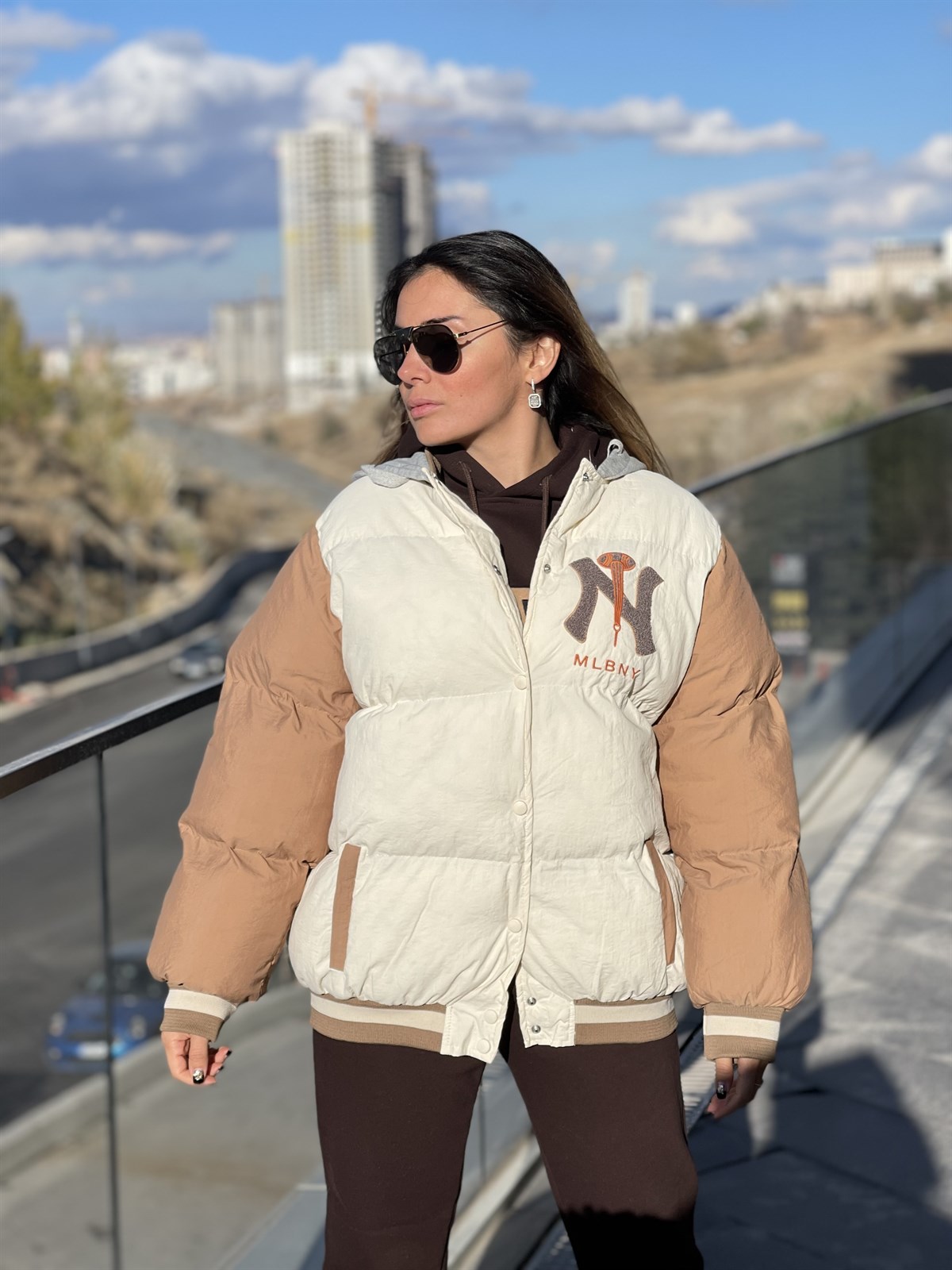 İKİ RENKLİ KAPÜŞONLU ŞİŞME MONT