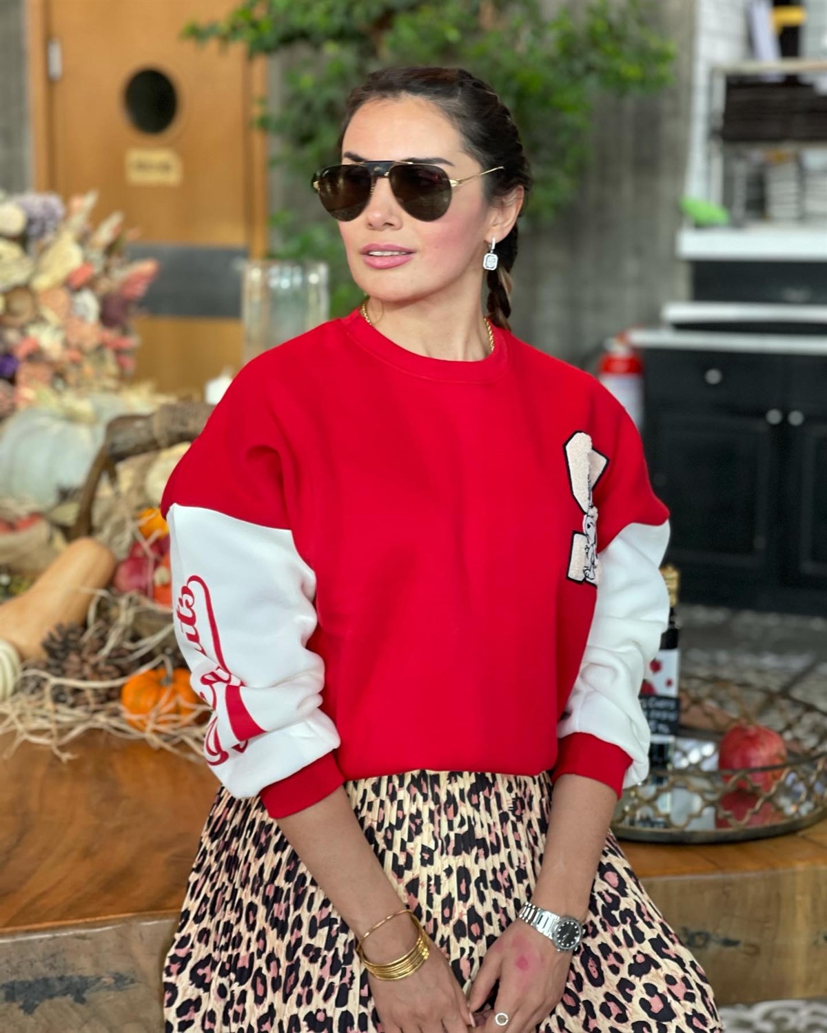 KIRMIZI KOLLARI BEYAZ SWEATSHIRT