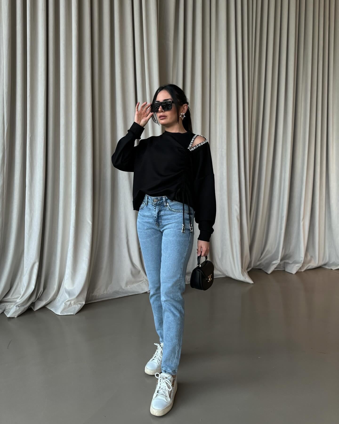 ORIJINAL MARKA OMZU TAŞLI BÜZGÜLÜ SİYAH SWEAT