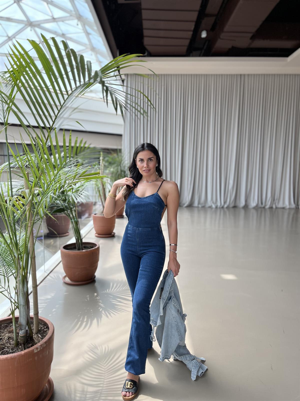 SIRT DEKOLTELİ İNCE ASKILI DENIM TULUM