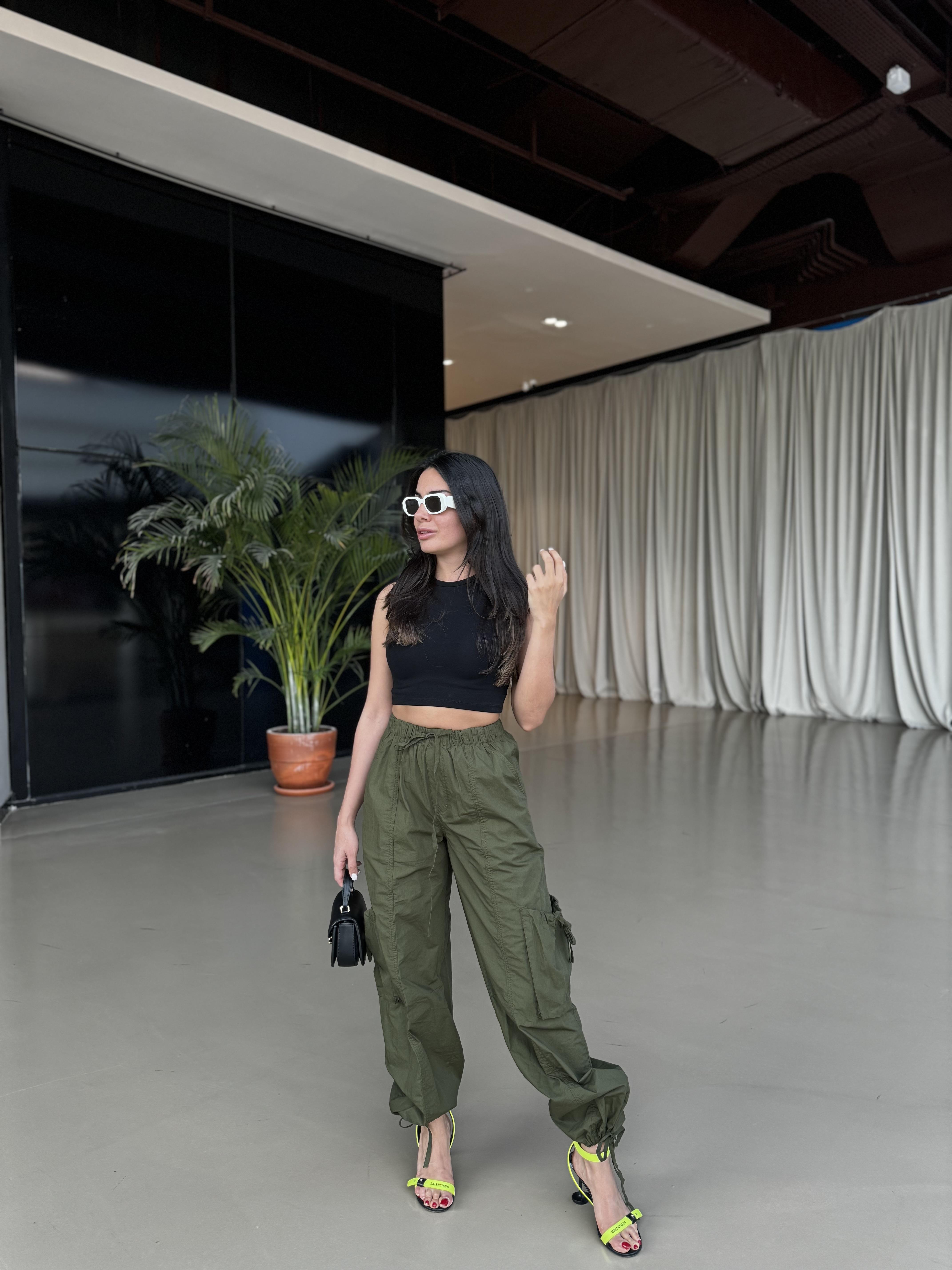 SİYAH KOLSUZ CROP TOP