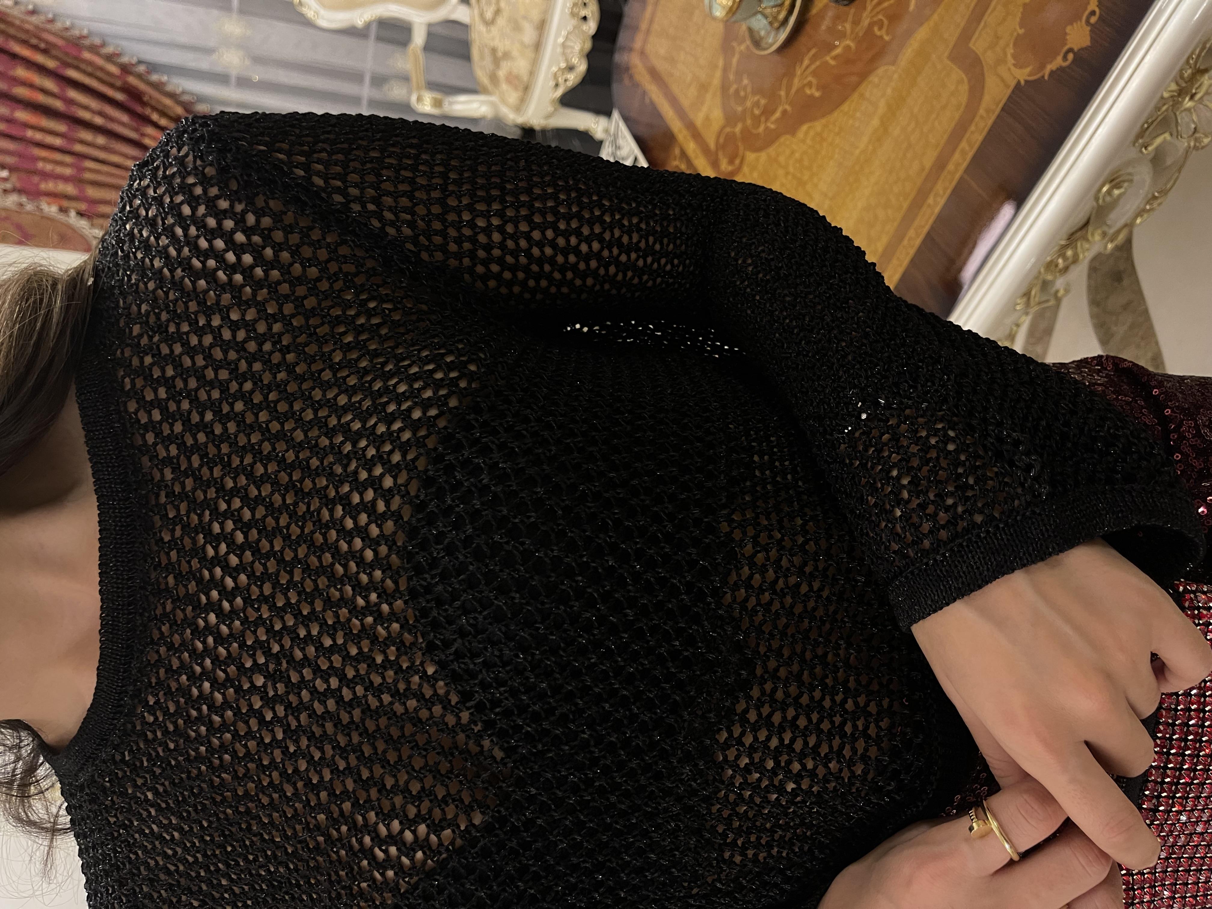 SİYAH SİMLİ DELİKLİ BLUZ