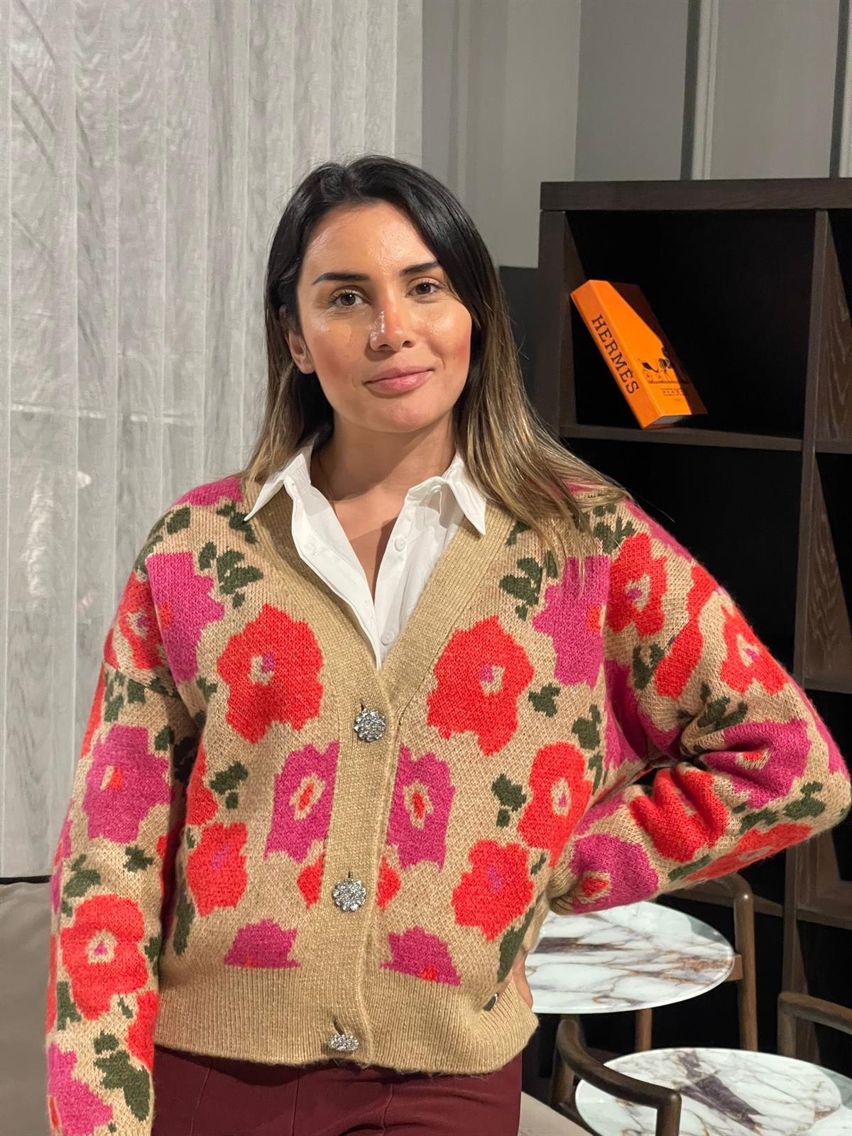 V YAKA ÇİÇEK DESENLİ HIRKA