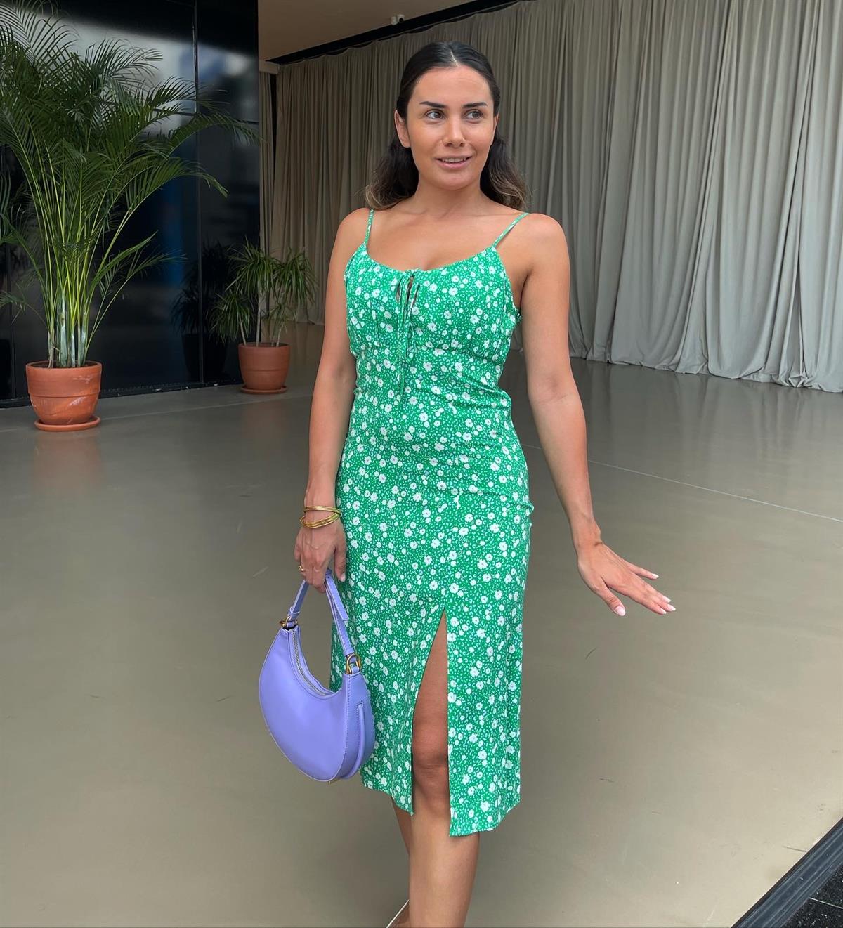 YEŞİL ÇİÇEKLİ YIRTMAÇLI ELBİSE