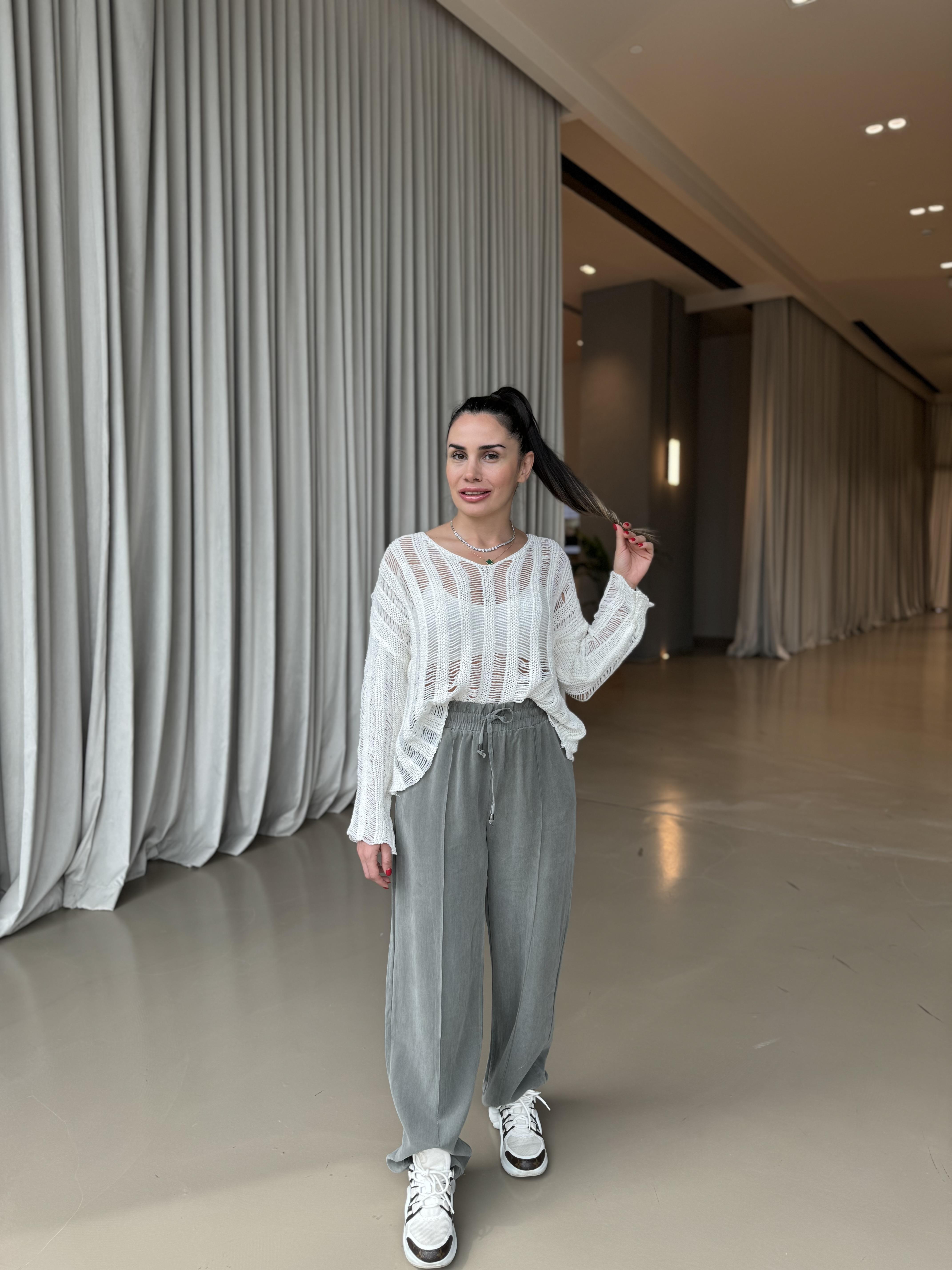 BEYAZ DELİKLİ BLUZ