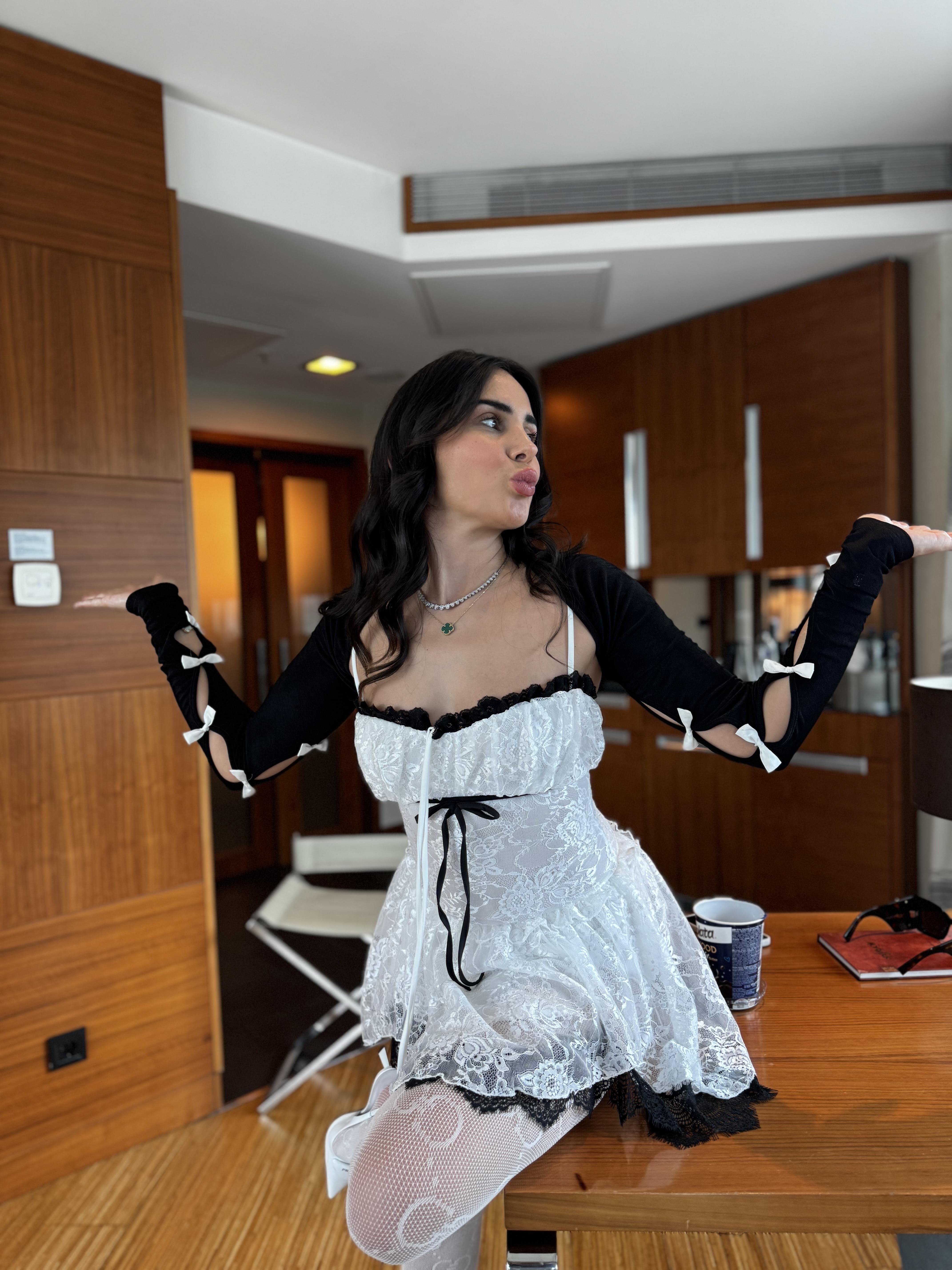 DANTEL İŞLEMELİ ELBİSE