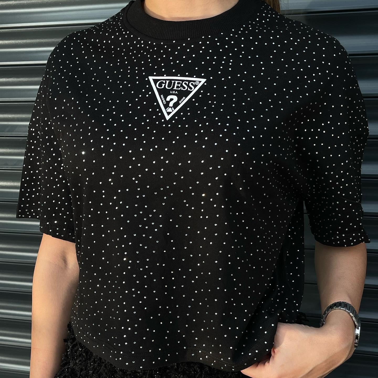 GUESS SİYAH TAŞ BASKILI T-SHIRT