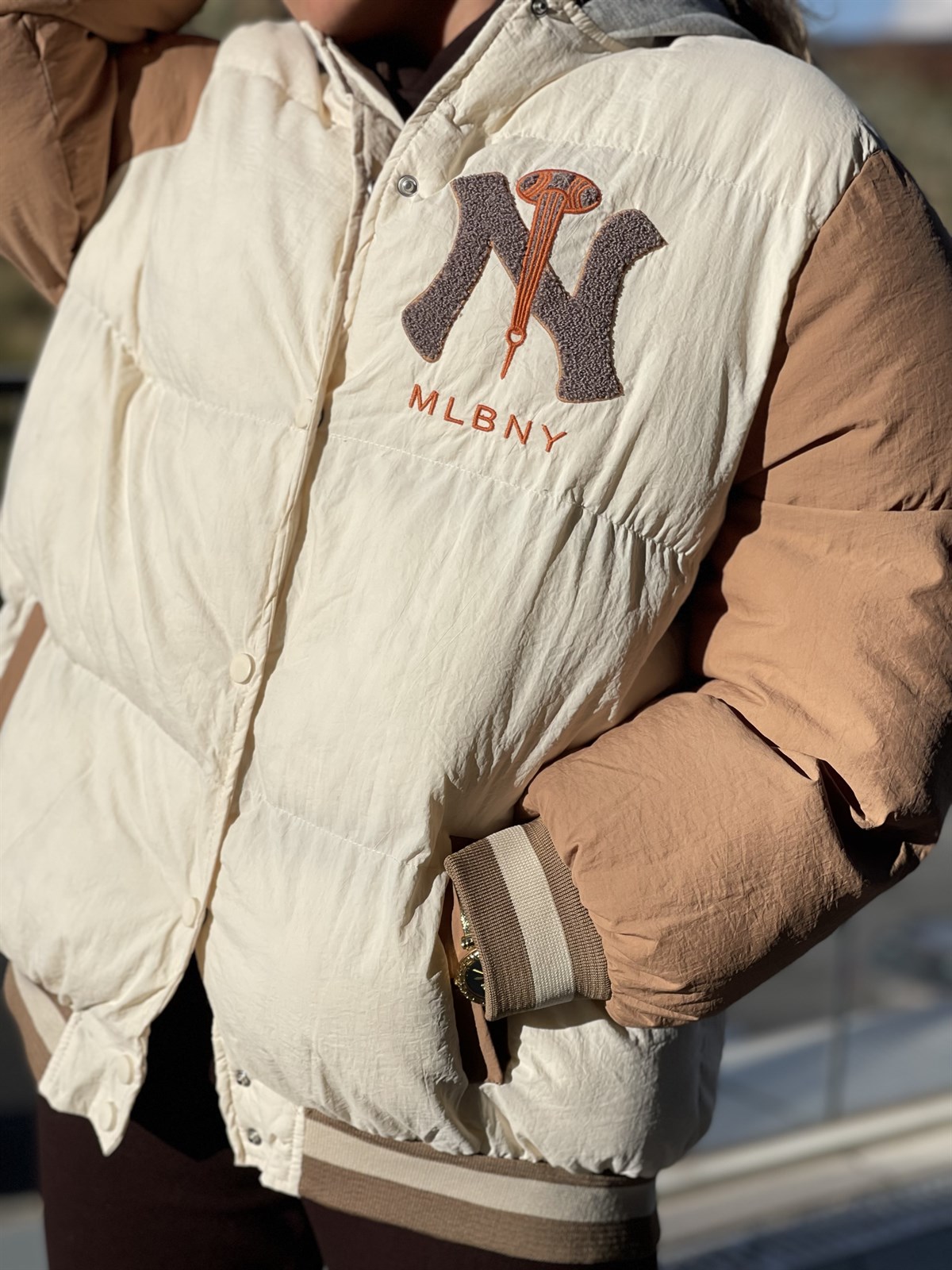 İKİ RENKLİ KAPÜŞONLU ŞİŞME MONT