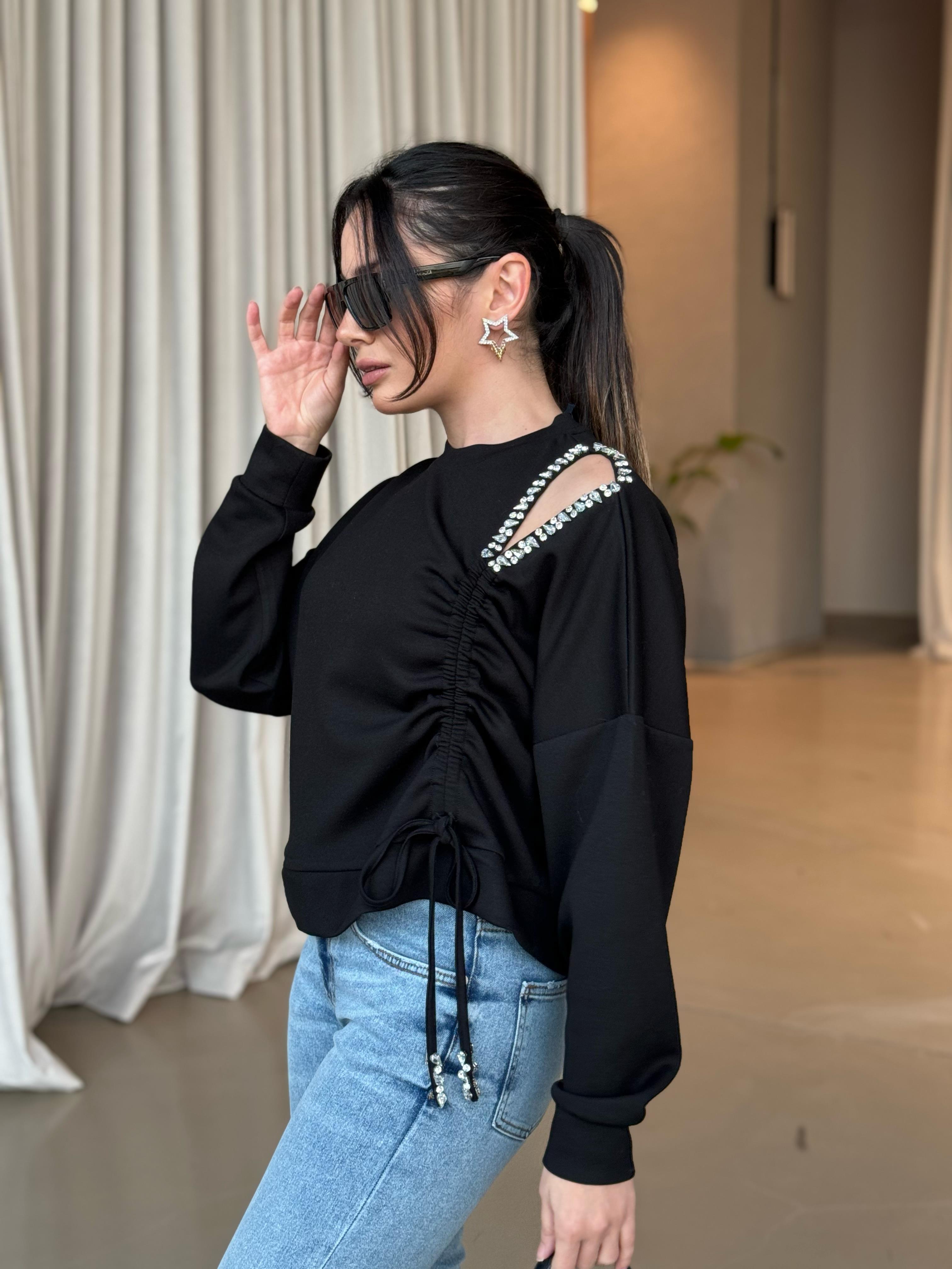 ORIJINAL MARKA OMZU TAŞLI BÜZGÜLÜ SİYAH SWEAT