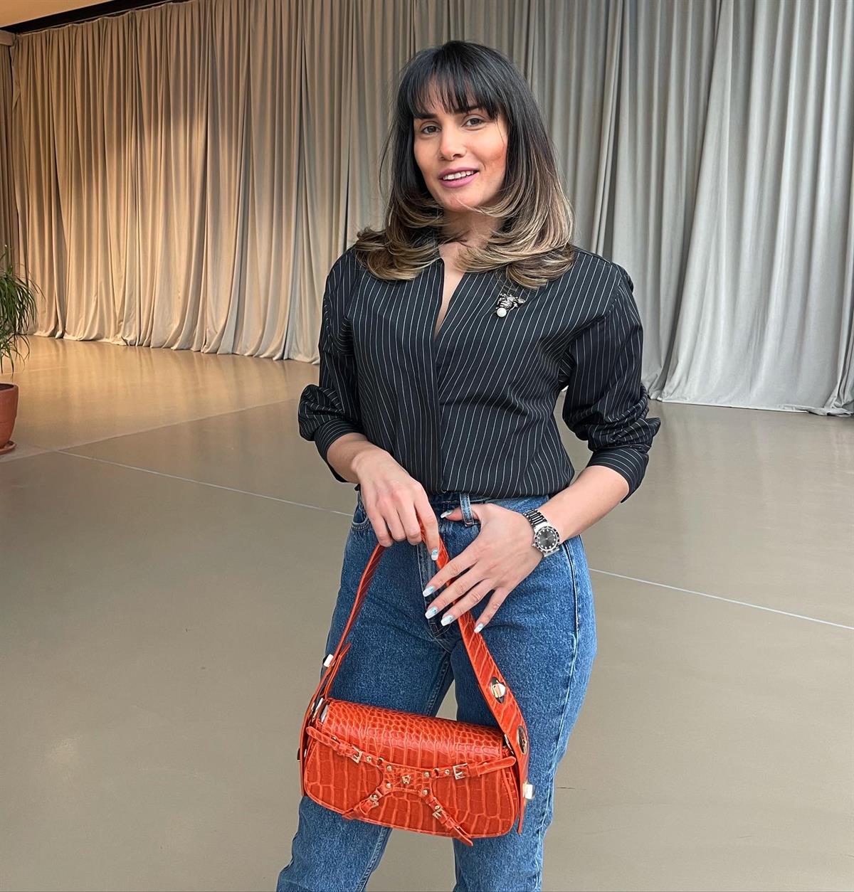 SİYAH BROŞ DETAYLI GÖMLEK