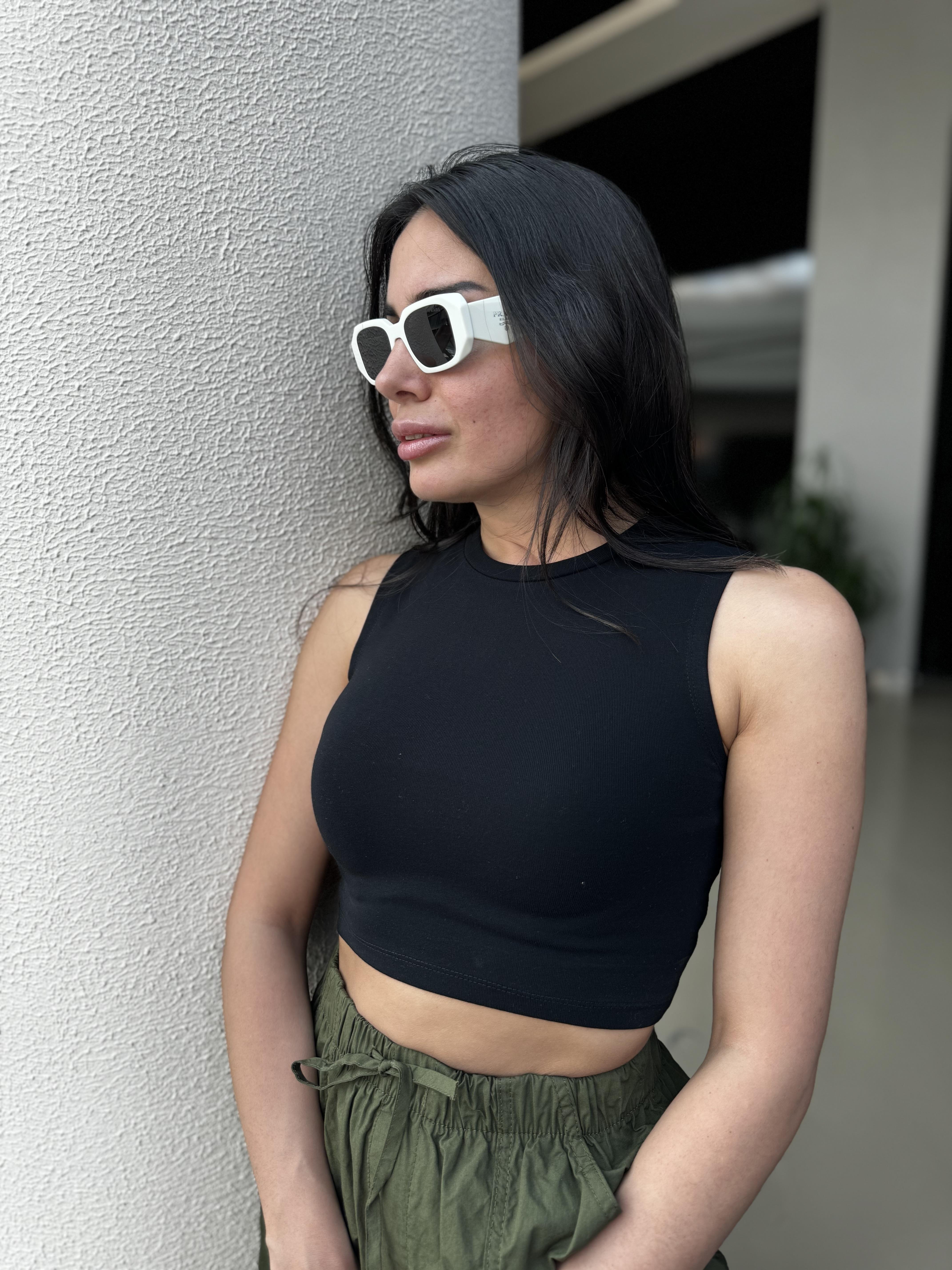 SİYAH KOLSUZ CROP TOP
