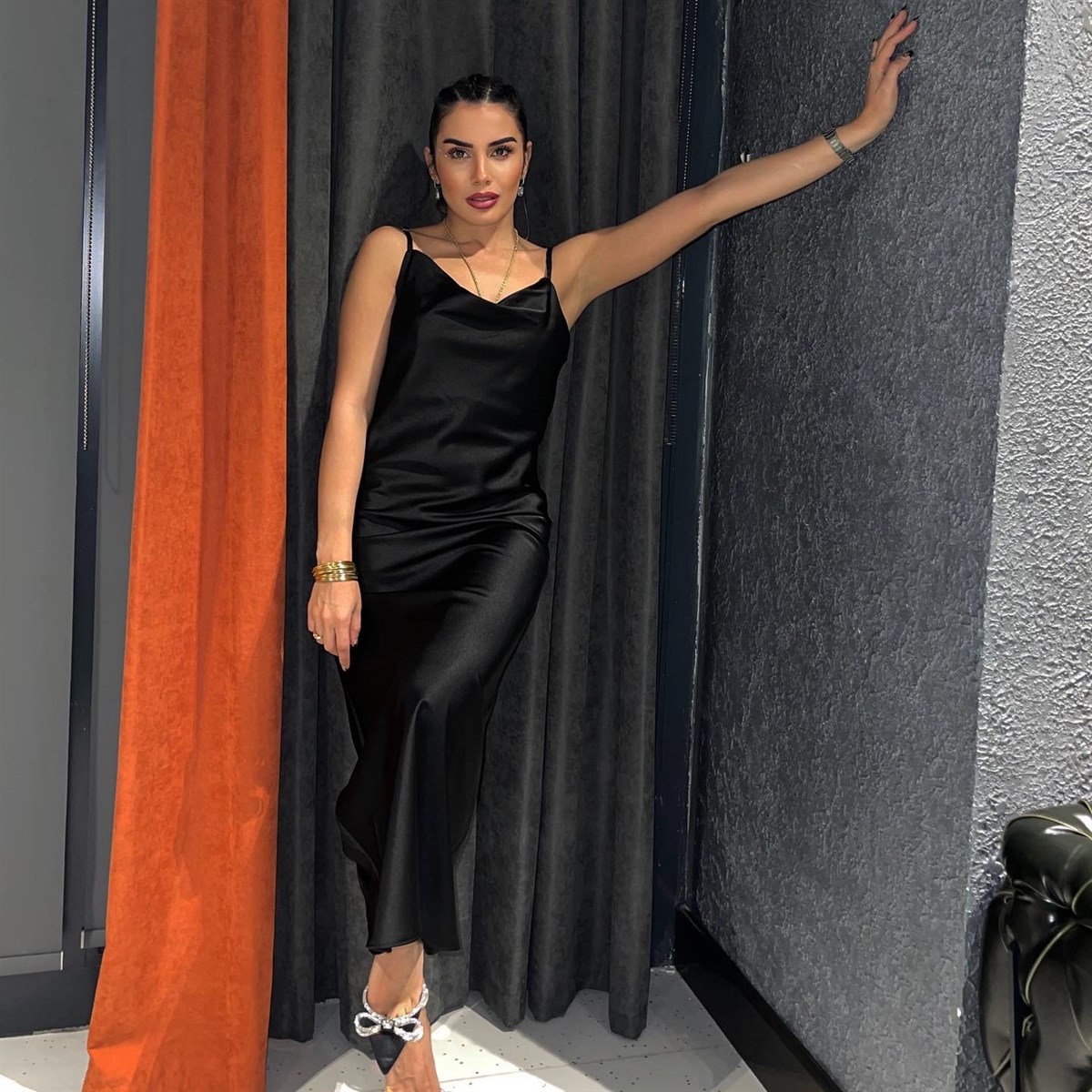 SİYAH SATEN ELBİSE