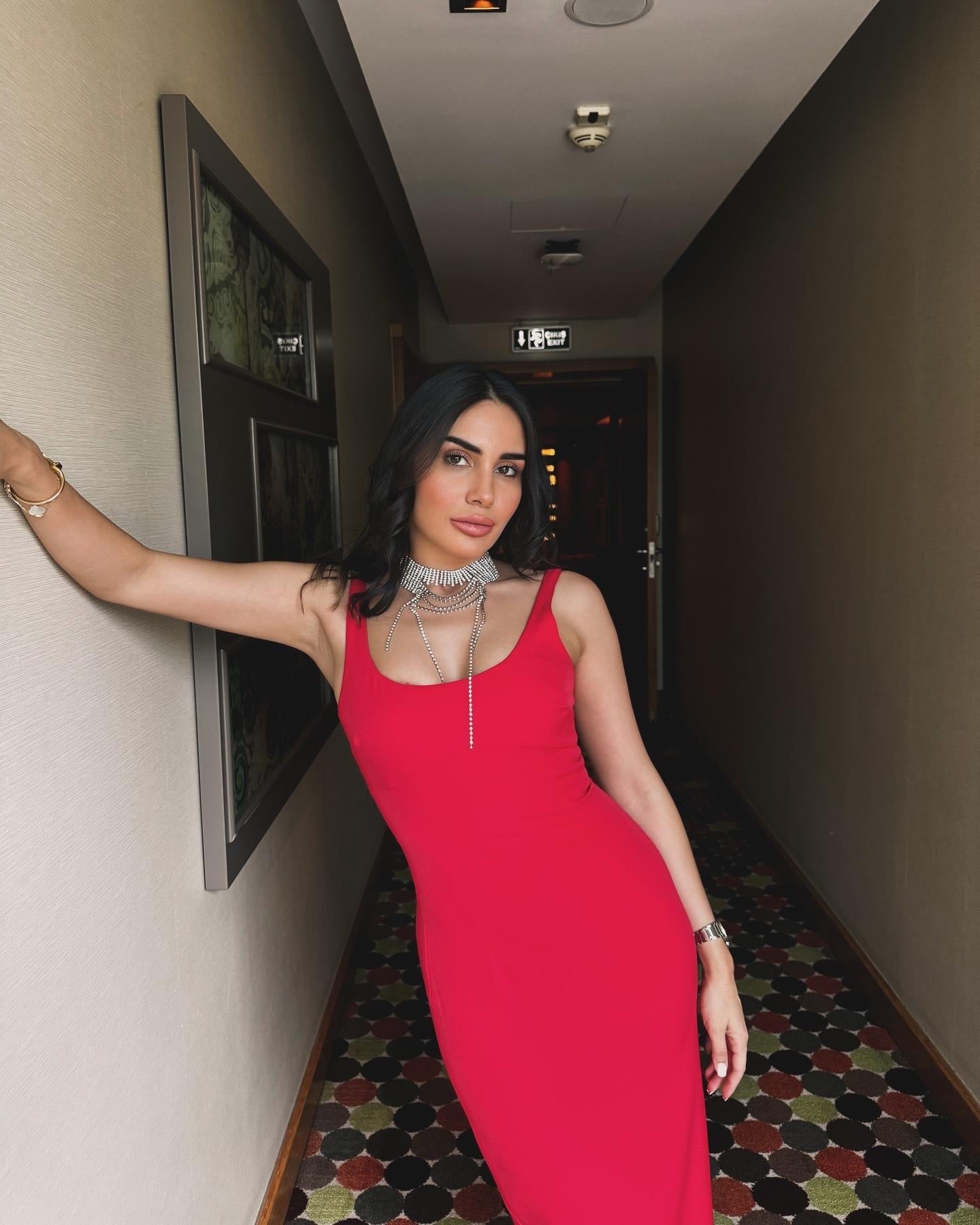 UZUN KIRMIZI ELBİSE