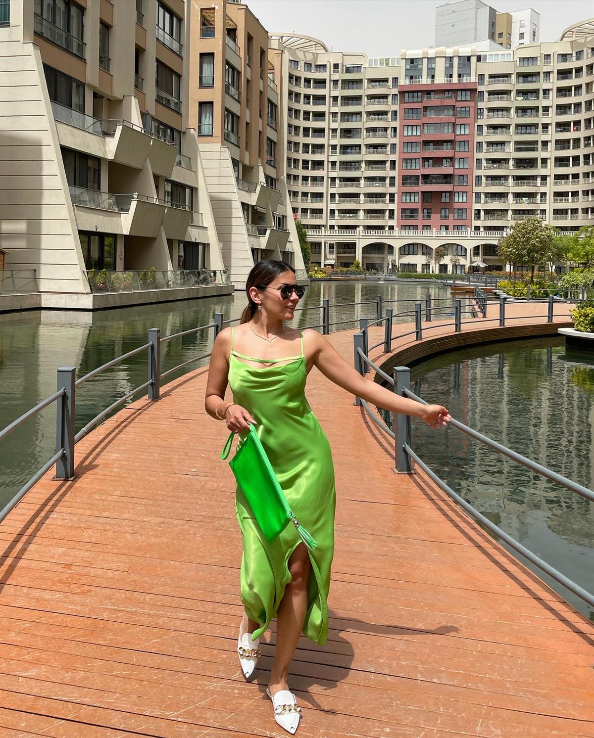 YEŞİL SATEN ELBİSE