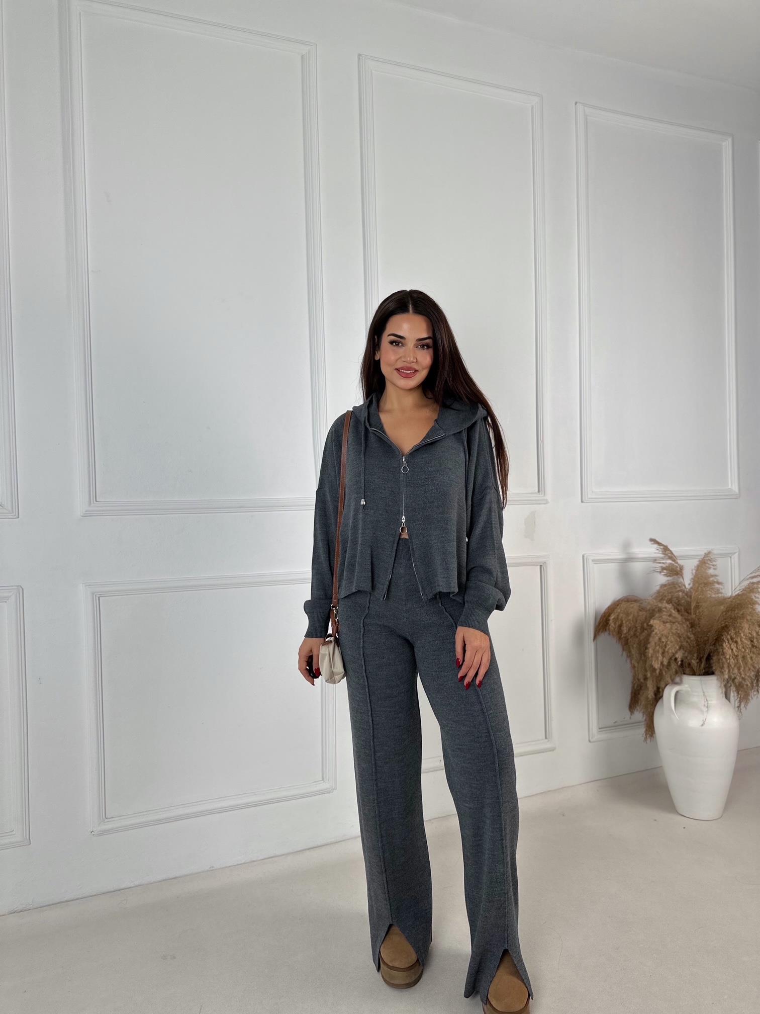 Antrasit Triko Rahat Takım – Kapüşonlu Üst & Yırtmaçlı Pantolon