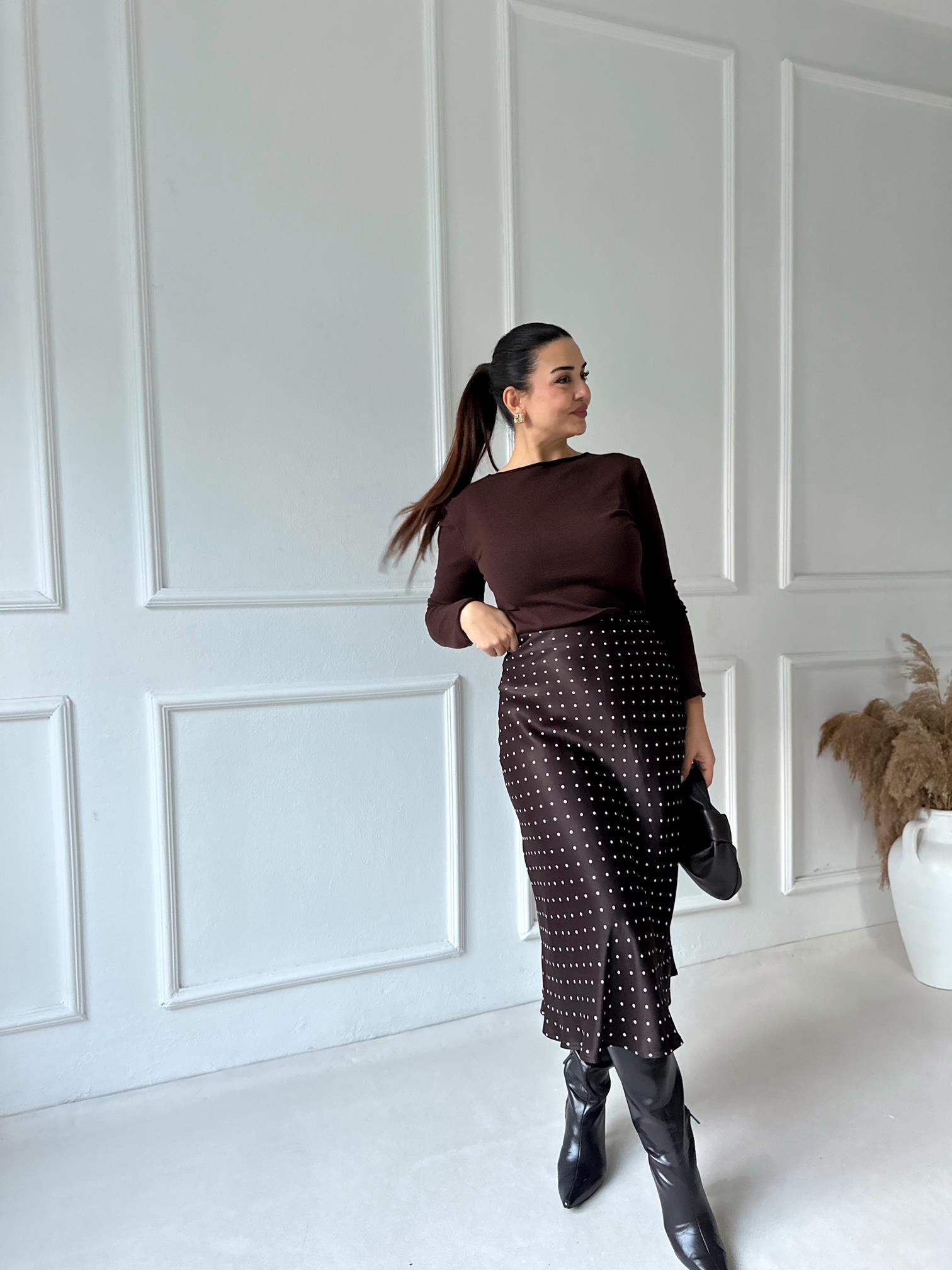 Lüks Kalite Acı Kahve Puantiyeli Midi Saten Etek | Nora Butik · 2