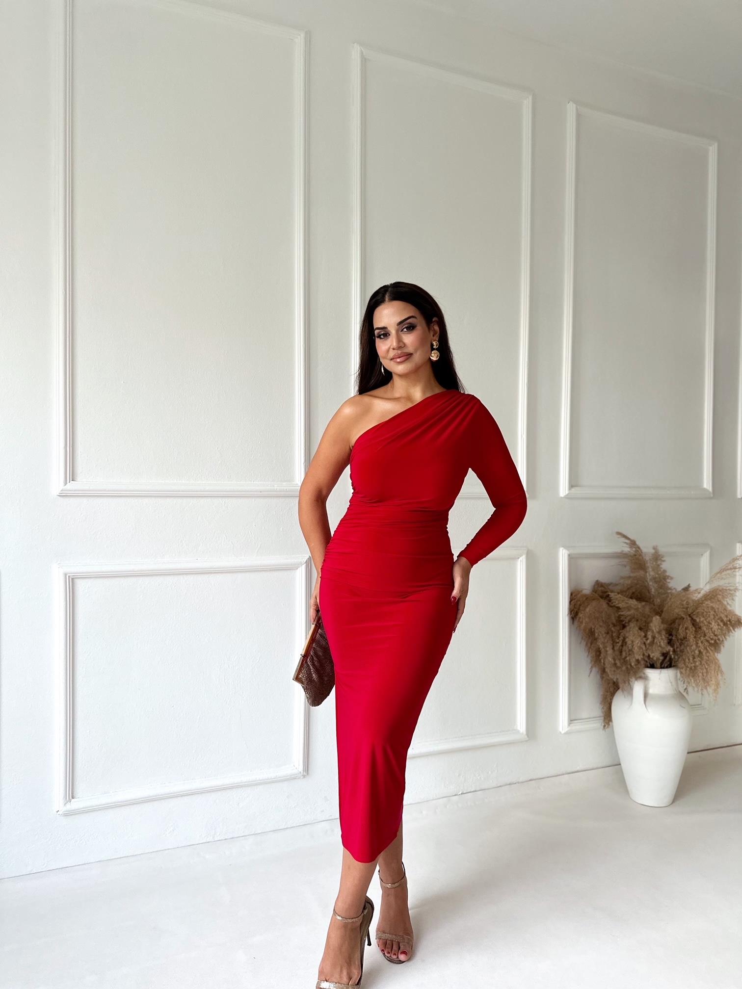 Marka Model Kırmızı Tek Kol Yırtmaçlı Uzun Elbise