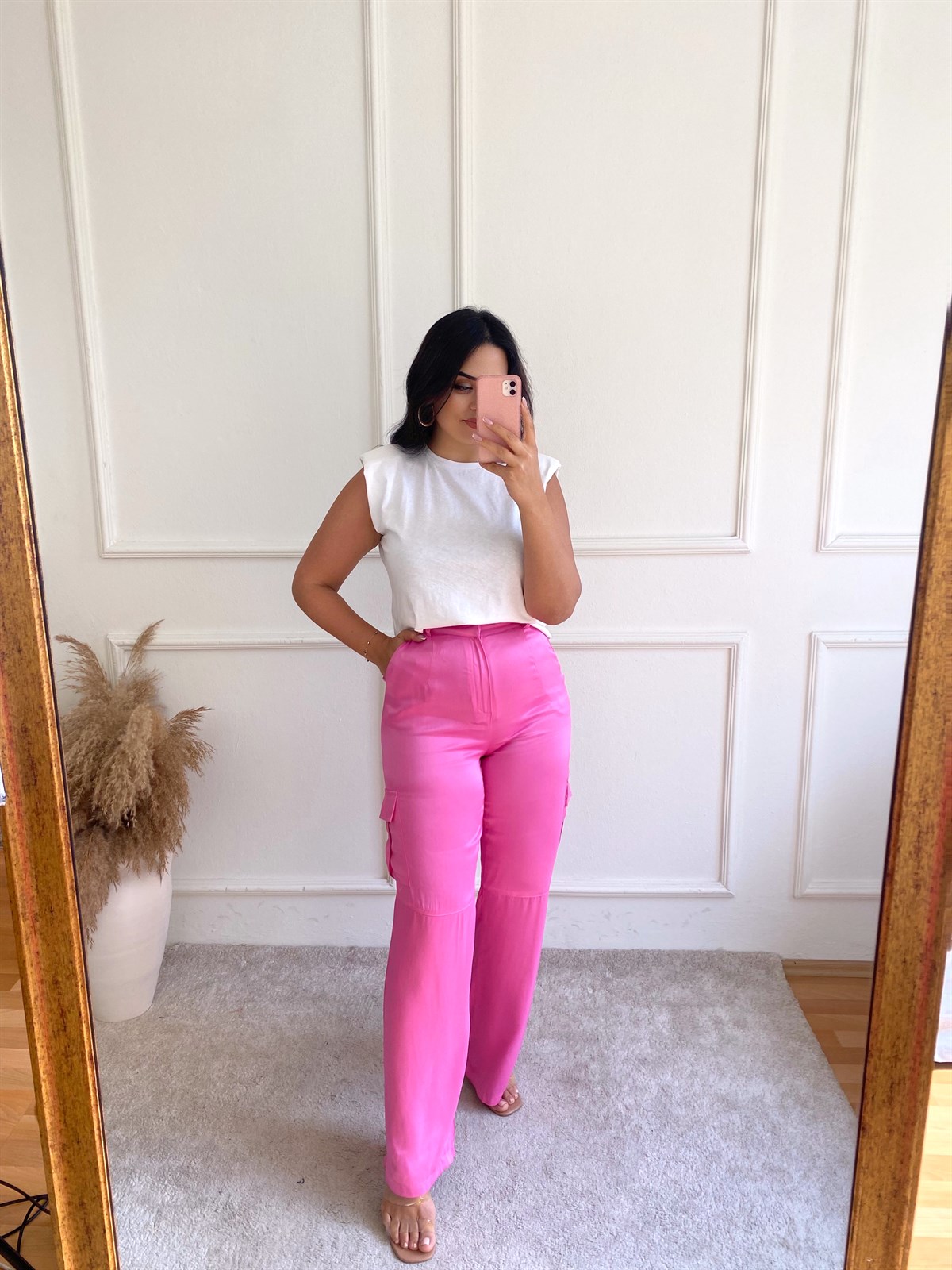 Pinky girl outfit inspo  Kargo pantolon, Pantolon, Pembe