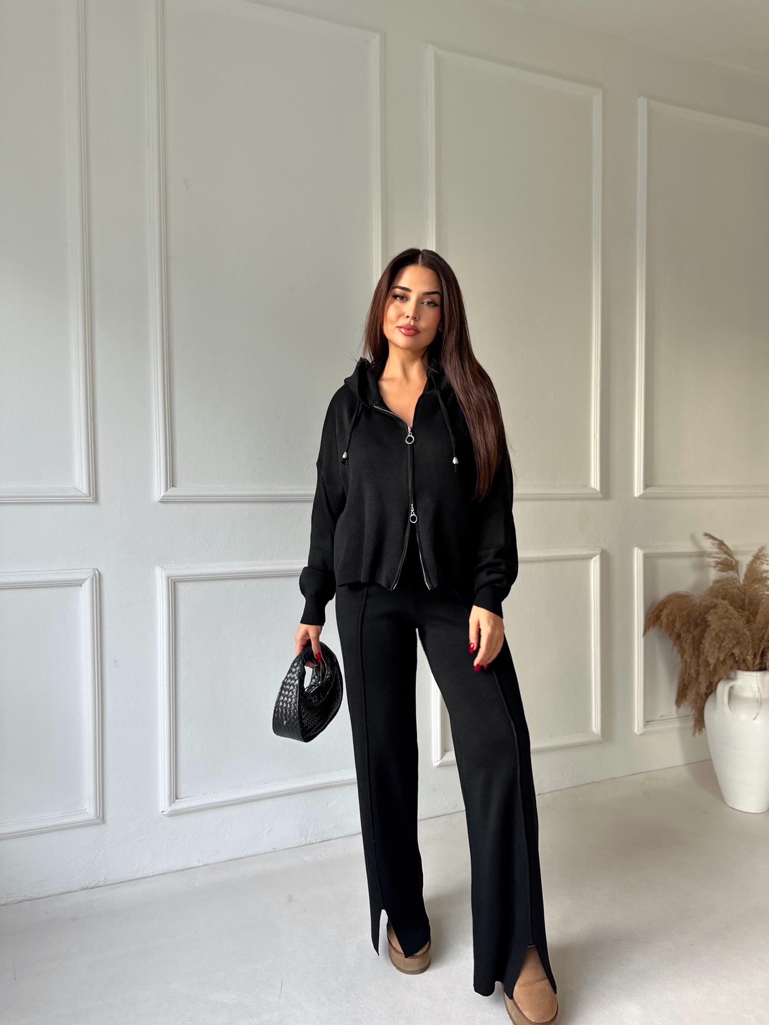 Siyah Triko Rahat Takım – Kapüşonlu Üst & Yırtmaçlı Pantolon